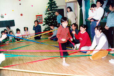 <strong>ムープメント伸縮ロープ　ムーブメントロープ</strong><br>ムープメント伸縮ロープやムーブメントロープを使った活動を通して、子どもたちは身体意識を高めたり、移動の能力を高めます。