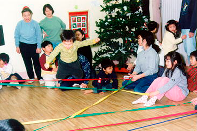 <strong>ムープメント伸縮ロープ　ムーブメントロープ</strong><br>ムープメント伸縮ロープやムーブメントロープを使った活動を通して、子どもたちは身体意識を高めたり、移動の能力を高めます。